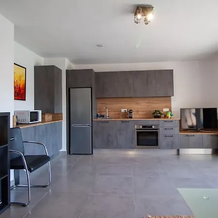 아파트 Modern Spacious 1 Bed With Pool Close To