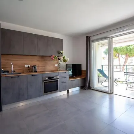 Modern Spacious 1 Bed Apt With Pool Close To Lejlighed *