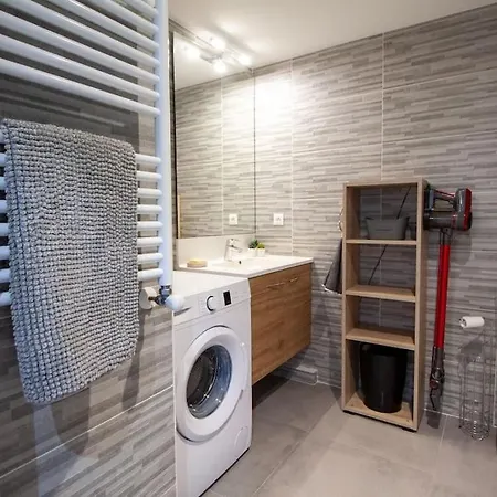 Modern Spacious 1 Bed Apt With Pool Close To Lejlighed